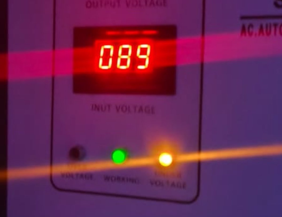 achyatrachman's tweet photo. Ciguntur, cipendawa Cipanas Cianjur, jarak RT3 ini hanya 3 km dari istana Cipanas, tapi warganya di biarkan dapat low voltage input hanya 089  seperti ini yang merusak barang2 elektronik. @pln_123 @plncipanas @DPRDCianjur @InfoCipanas @RadioElshinta @plncianjur. https://t.co/epHktYatu1