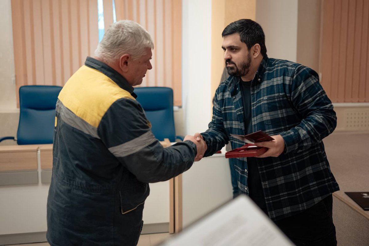 tymur_tkachenko's tweet image. Ці люди працюють без перерв, щоб в наших оселях було світло.

За дорученням Президента України Володимира Зеленського вручив державні нагороди нашим мужнім та професійним електромонтерам і майстрам-енергетикам. Це фахівці, які виконують надзавдання: повернути світло людям якомога…