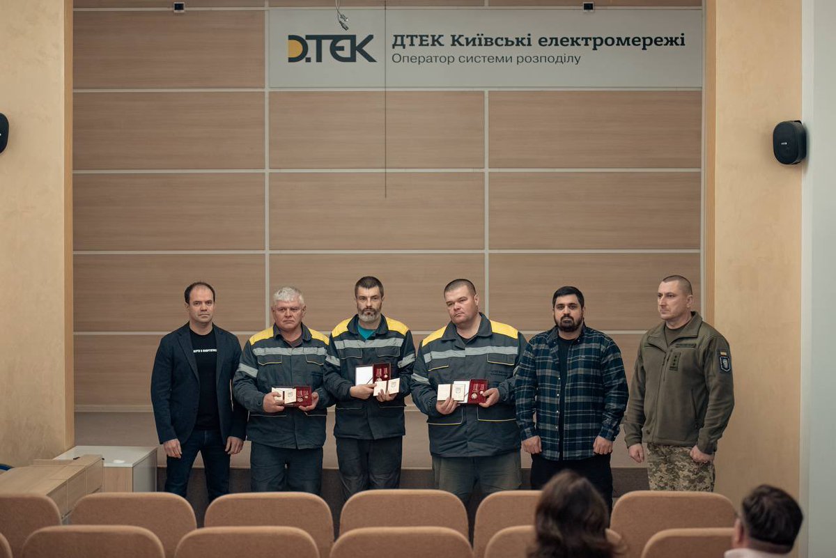 tymur_tkachenko's tweet image. Ці люди працюють без перерв, щоб в наших оселях було світло.

За дорученням Президента України Володимира Зеленського вручив державні нагороди нашим мужнім та професійним електромонтерам і майстрам-енергетикам. Це фахівці, які виконують надзавдання: повернути світло людям якомога…