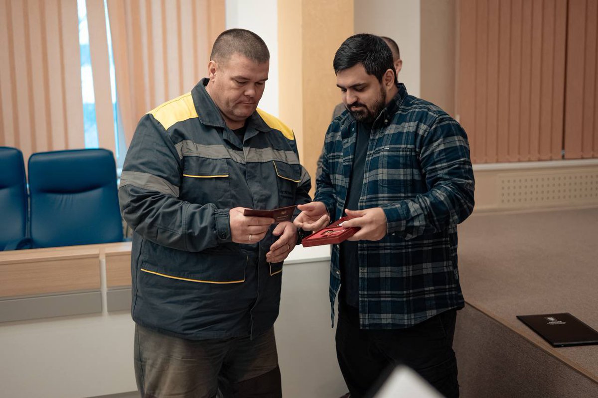 tymur_tkachenko's tweet image. Ці люди працюють без перерв, щоб в наших оселях було світло.

За дорученням Президента України Володимира Зеленського вручив державні нагороди нашим мужнім та професійним електромонтерам і майстрам-енергетикам. Це фахівці, які виконують надзавдання: повернути світло людям якомога…