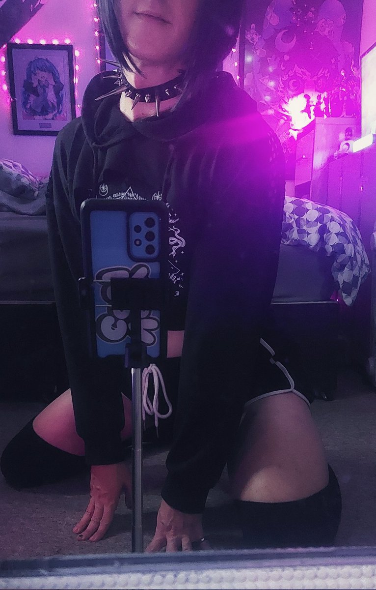 Dizzyeksdee's tweet image. Stop talking bro and kiss me 💀🖤

#femboy #goth