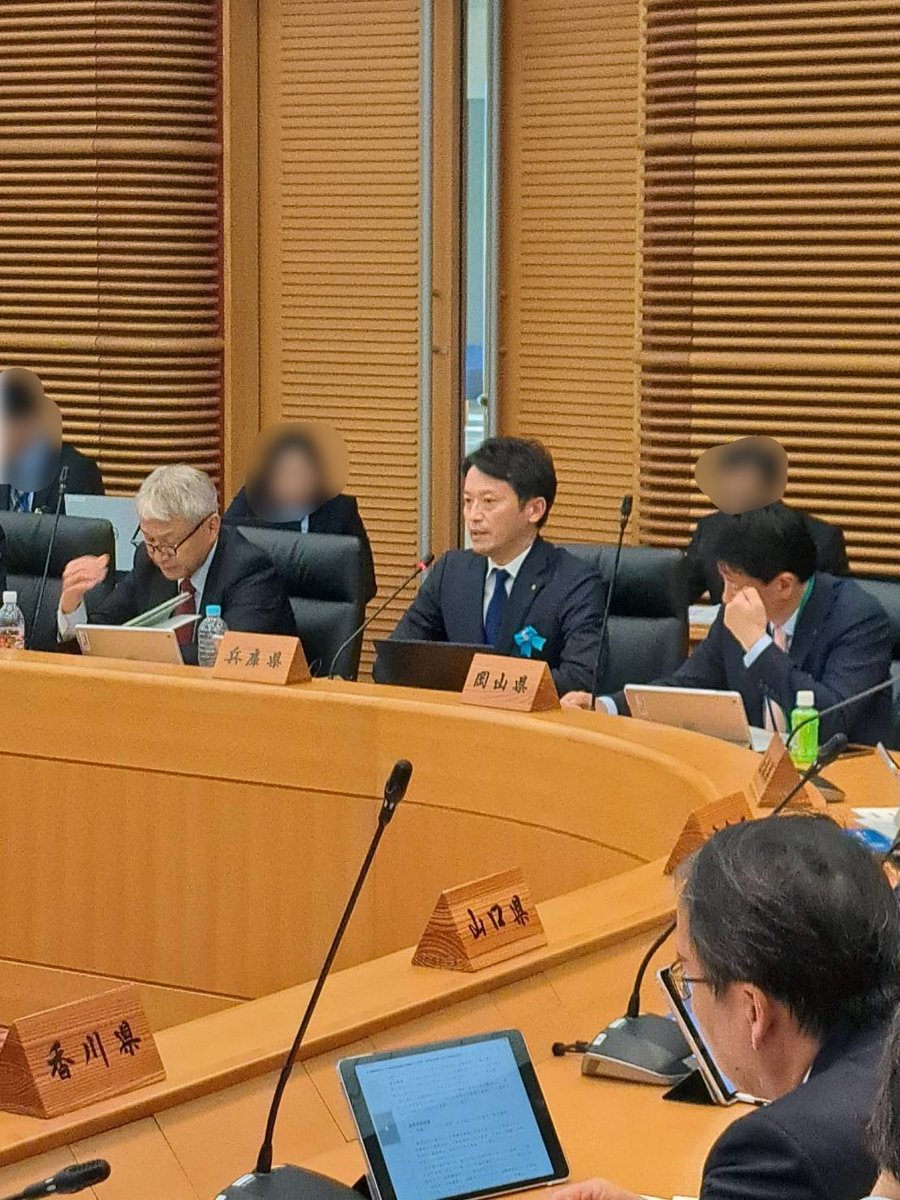 motohikosaitoH's tweet photo. 本日は全国知事会議が開催されました。若者への支援策として、高等教育の負担軽減とともに、県立高校の環境整備に対する財政措置の充実、エアコンの電気代への交付税措置の大幅な拡充を求めました。県立高校の校舎等が老朽化する中、リノベーション改修や空調整備など環境改善を進めなければなりません。

また、猛暑が当たり前となった今、生徒が安全に学び、部活動に打ち込めるよう、先生方が予算を気にすることなく、体育館や教室のエアコンを使用できる環境を整えなければなりません。県としても財政改革により必要な予算の確保に努めつつ、国に対しても地方交付税の大幅な増額を求めてまいります。

続いて開催された総理官邸での知事会議では、私から、震災から30年となる今なお、震災関連の巨額の借金返済により兵庫県の財政状況が厳しい中、財政健全化と若者支援施策など未来への投資を両立していく兵庫県の取組に対する支援について、総務大臣に要望いたしました。

引き続き、県政推進にとって重要な政策課題について、知事会とも連携し、国に声を届けてまいります。