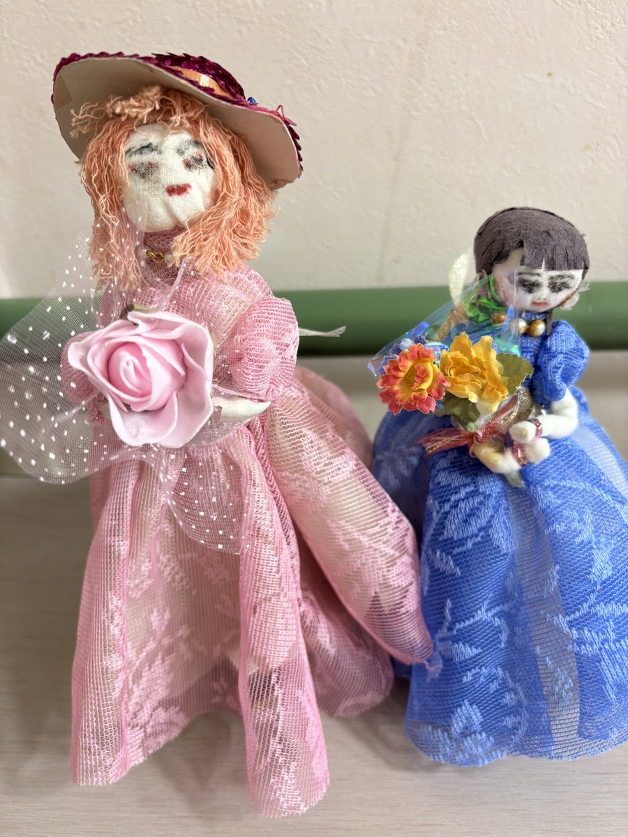 yu0718y's tweet image. 私、高齢者施設にてドールセラピーをやらせていただいてるのですがそこの入居者の90歳オーバーのおばあちゃんの1人が「お人形さん可愛いねぇ毎日会いたいよ」と言ってくれています。

そして先日伺ったらご自分でドールちゃん生み出してた

ドールちゃんの癒し効果も凄いですが…