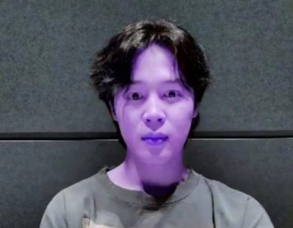 usermsrightiee's tweet image. Jimin tryna hide he’s purple as hell