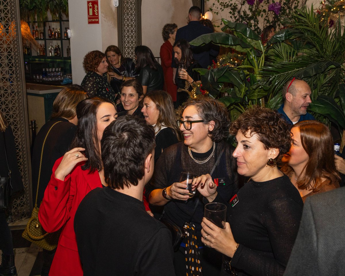 Compañeros de producción y finanzas han asistido a un encuentro organizado por @netflixes con diversos profesionales del sector. Es muy enriquecedor estar en contacto constante y tejer puentes entre profesionales del audiovisual. 

¡A seguir trabajando! 🎥✨ #Entretenimiento #tv