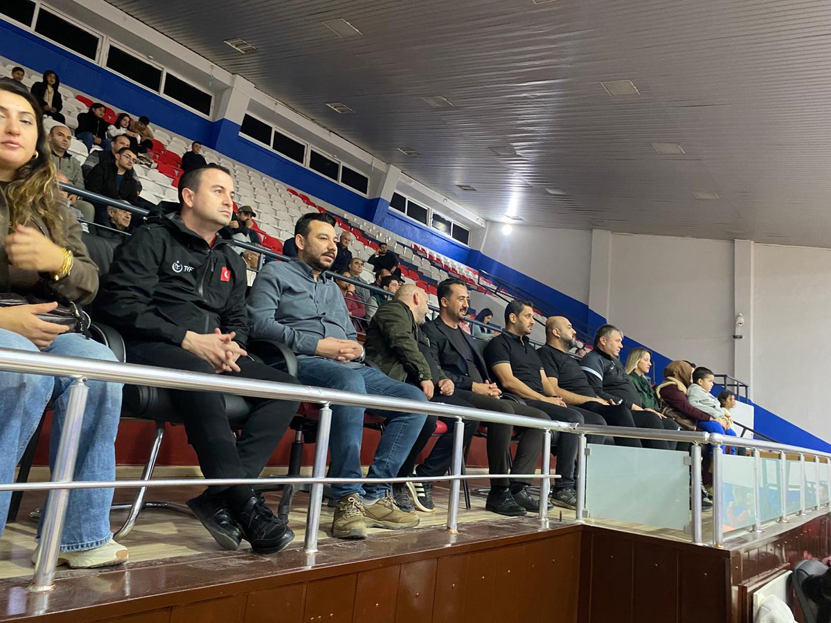 osmaniyeash's tweet photo. 3 Aralık Dünya Engelliler Günü kapsamında, Gençlik ve Spor İl Müdürlüğü ev sahipliğinde ve İl Müdürlüğümüz koordinasyonunda anlamlı bir etkinlik gerçekleştirdik.

Etkinlikte, Yeşilay Kadın Voleybol Takımı ile İşitme Engelliler Kadın Voleybol Takımımız farkındalığa katkı sunmak amacıyla sahada güzel bir mücadele sergiledi.

Program sonunda İl Müdürümüz Sayın Tolga Nacar’ın katılımıyla ödül takdimi yapılarak sporcularımız tebrik edildi.

@tcailesosyal @ashb_eyhgm
#DünyaEngellilerGünü #3Aralık #Voleybol #Farkındalık #aileyılı #BirlikteGüçlüyüz
#Yeşilay #Osmaniye #BağımsızlıkSeferberliği #YEDAM #SeninSayende