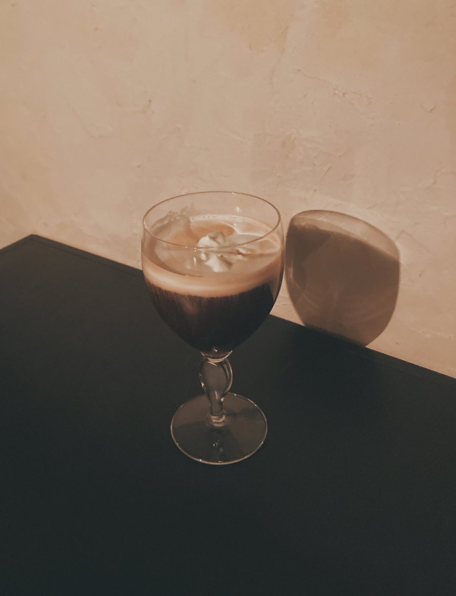 寒くなってきたのでアイリッシュコーヒーをはじめました。アイリッシュウイスキーに温かいコーヒーとクリーム。しっかり濃く仕上げています。

バーでお酒を飲みながら読書をするのが好きです。
音楽が良いと尚良いです。
ぜひ温まりにいらしてください。