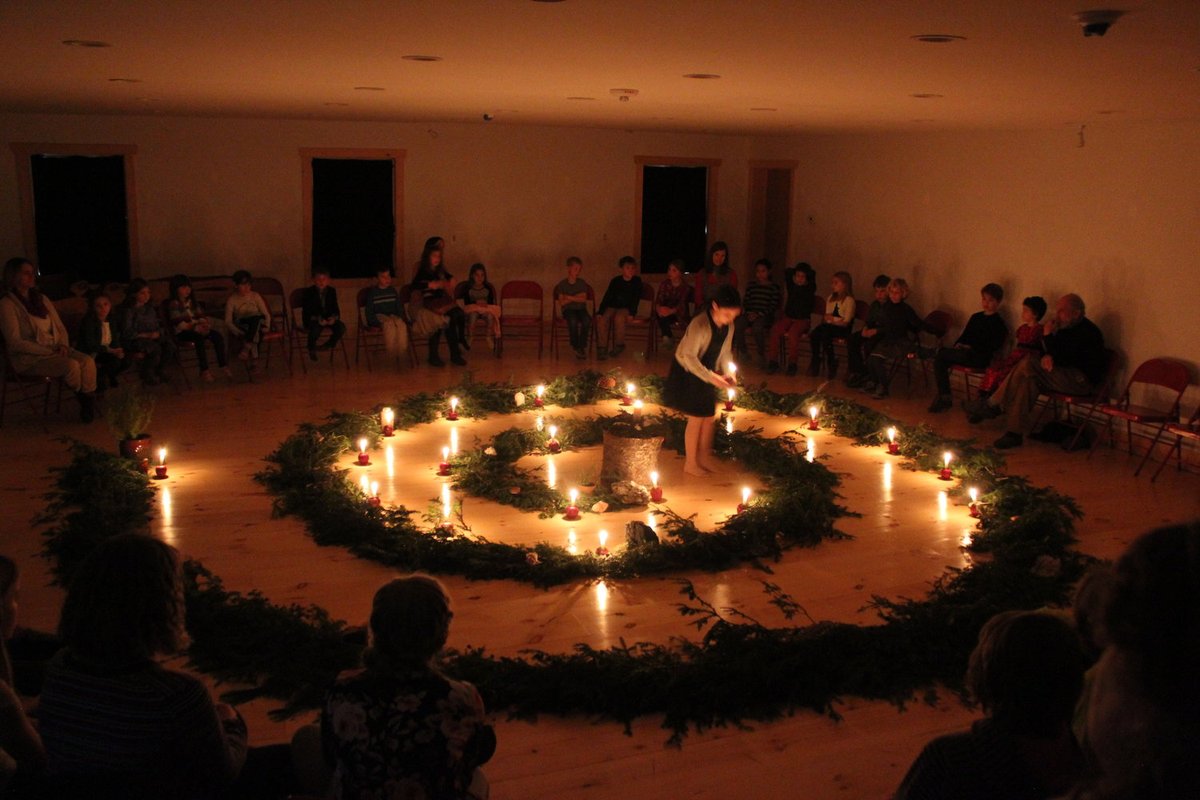 🎄Rituel ésotérique anthroposophique : pièce plongée dans l’obscurité, fenêtres occultées, sol recouvert de branches de sapin, grande bougie 🕯️ au centre (symbolisant le Christ Cosmique), chants rituels…

Les enfants, dès 3 ans, doivent porter une bougie allumée dans la spirale.