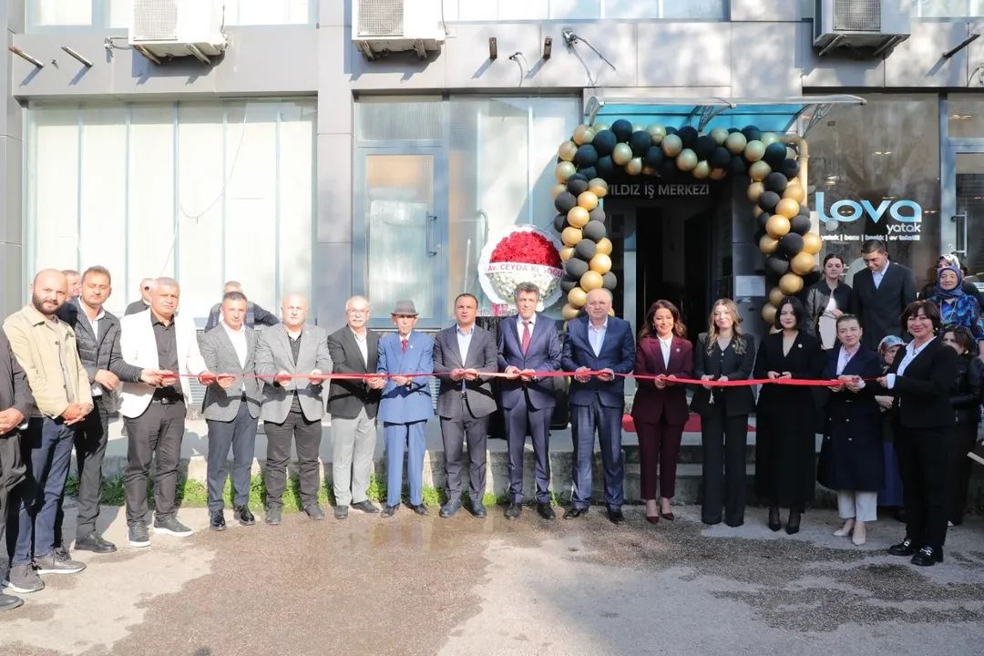 Kaymakamımız Avni Kula, Belediye Başkanı İbrahim Etem Kibar ile birlikte,  Av. Selinay Ateş ve Av. Eda Nur Tula'ya ait Hukuk ve Danışmanlık Bürosu'nun açılışını gerçekleştirerek, hayırlı ve uğurlu olması temennisinde bulundu.