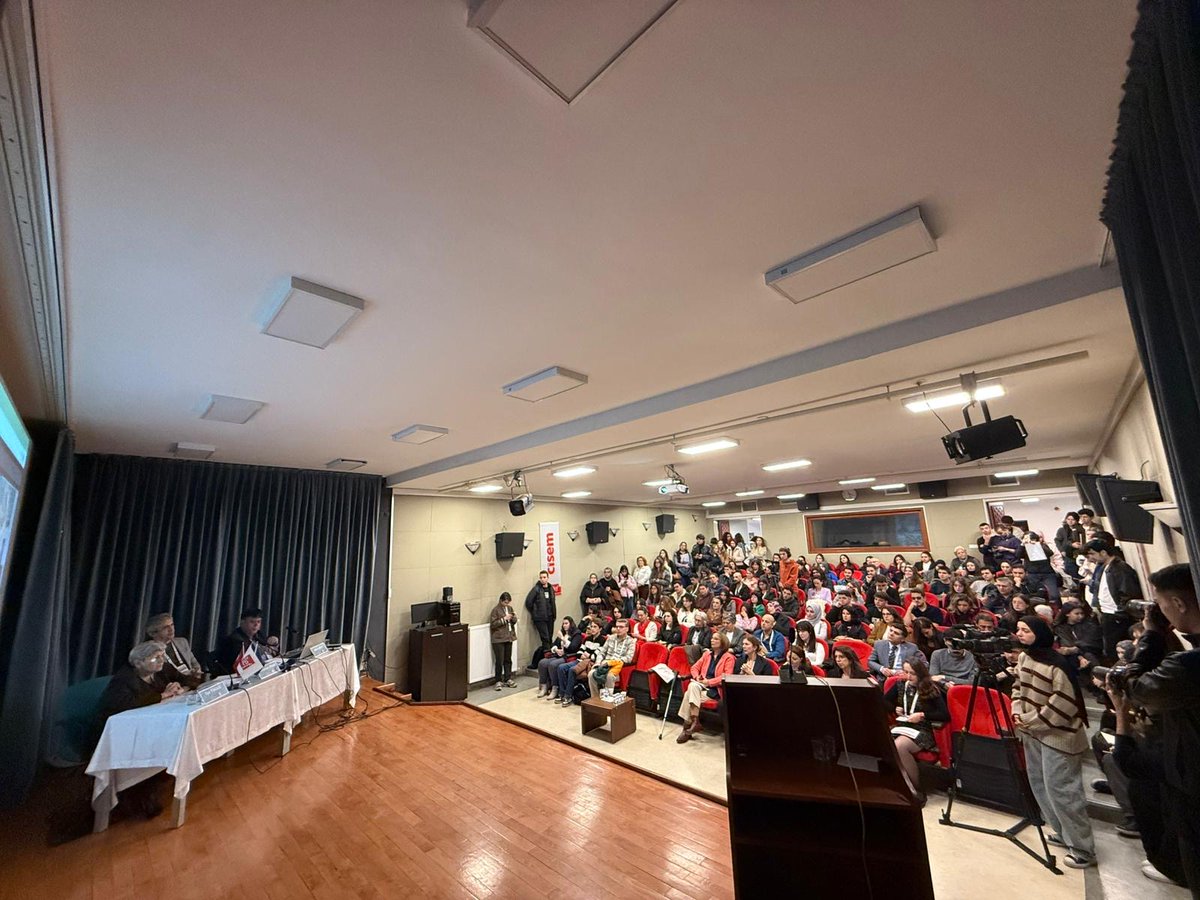 CİSEM2025 bugün başladı!

Açış konuşmalarının ardından sempozyum,  Prof. Dr. Aysel Aziz, Prof. Dr. Oya Tokgöz, Prof. Dr. Haluk Geray ve Prof. Dr. Süleyman İrvan'ın katılımıyla gerçekleşen açış paneli ile devam etti.

#cisem #sempozyum #iletişimeğitimi