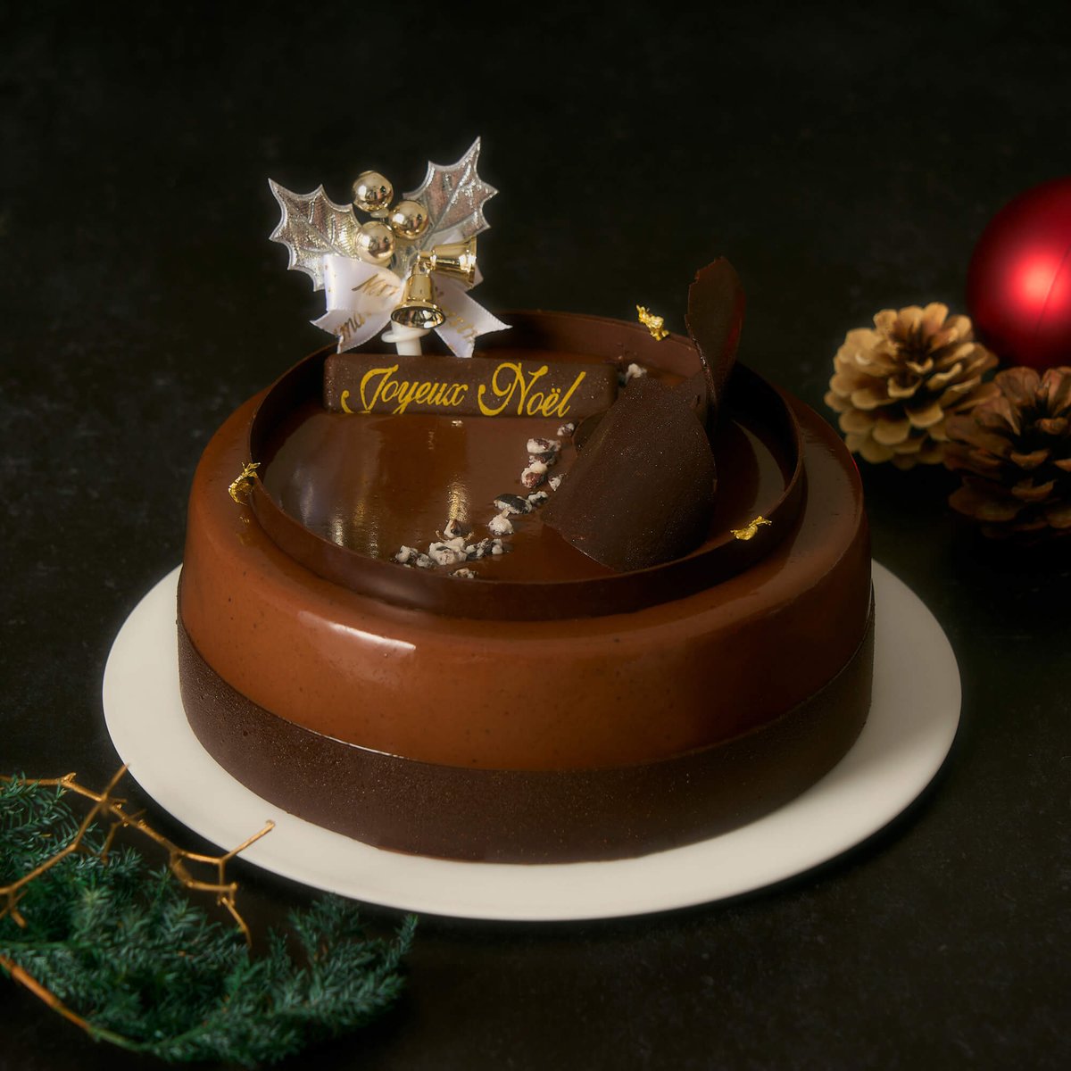 Minimal_tokyo's tweet image. クリスマスケーキご予約承り中！

青リンゴのような酸味が特徴のタンザニアさんカカオのムースをベースに、ライチのような味わいカカオ果肉のジュレ、ホワイトチョコレートなどを重ねました。

Patisserie Minimalのシグニチャーケーキのクリスマス限定Version、ぜひお楽しみください。…