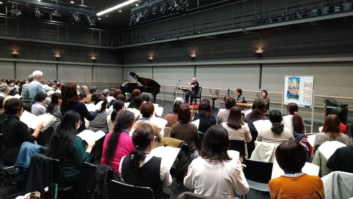 greenecho_jp's tweet image. 先週木曜日は広上淳一マエストロによる最初の合唱練習でした。広上先生とは「戦争レクイエム」「ドイツ・レクイエム」「ミサ・ソレムニス」に続く4回目の共演です。
世界で活躍する名指揮者、見る見る音が変わっていきます。自分のイメージを伝える言葉の選び方がさすがです(ピアニカも😄）。