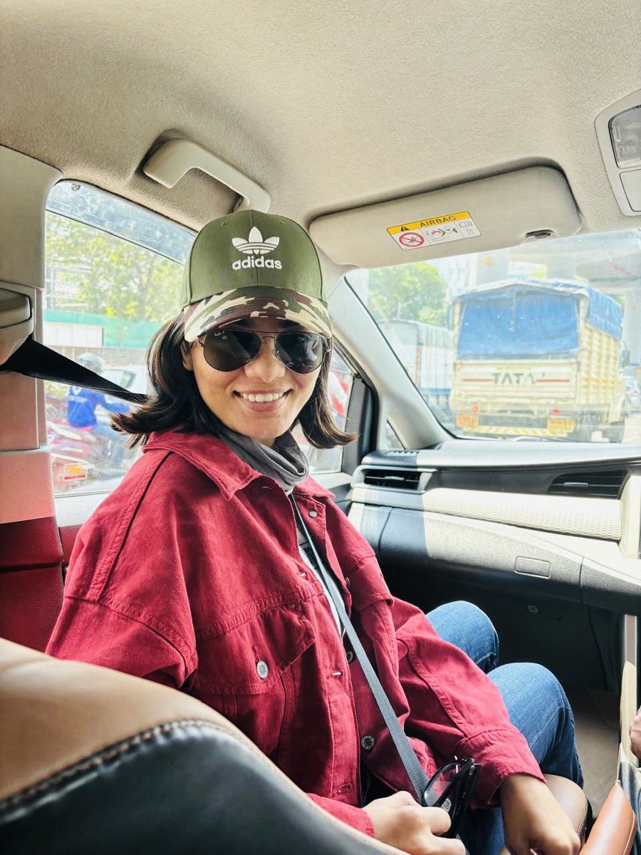 अभी तक न मुझे किसी तरह का नोटिस दिया गया है न मेरे घर पुलिस आई है…न मैं फरार हुई हूँ न गिरफ्तार हुई हूँ. 

अंधभक्तों और गोदी मीडिया की अफ़वाहों पर ध्यान न दें. 

आज संविधान दिवस पर मैं मूल कर्तव्यों का गीत लिखने में व्यस्त हूँ. कृपया व्यवधान न डालें.

#ConstitutionDay