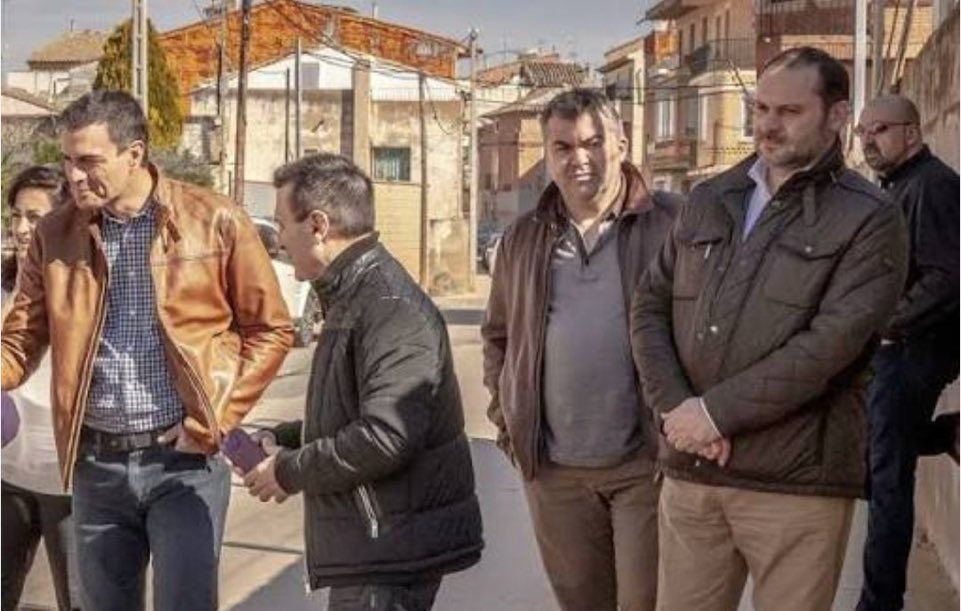 Nos hemos quedado tirados con el coche. 
Usted sabe si el caserío de Otegi queda cerca?