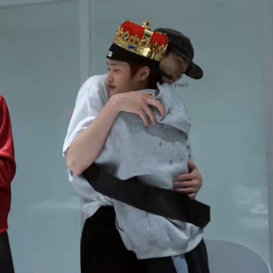 summer_031121's tweet image. 이소희 누구랑안아도 팔 아래로 안하는데 차니형은 어쩔수없는거 아ㅋㅋㅋㅋㅋㅋㅈㄴ편안해보임