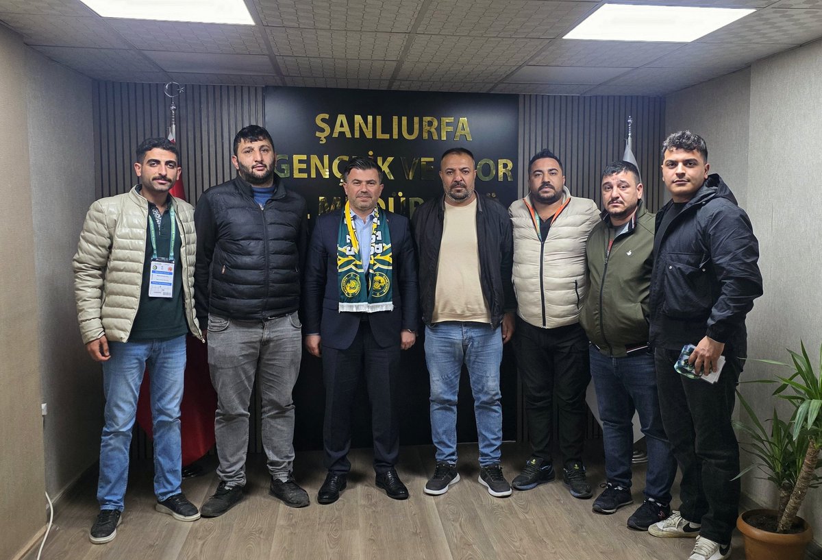 63 Fanatikler Taraftarlar Dernek Başkanı Ali Çiçek ve  Şanlıurfaspor taraftarları İl Müdürümüz İsa Yazıcıyı makamında ziyaret etti. 
Nazik ziyaretleri için teşekkür ederiz.
