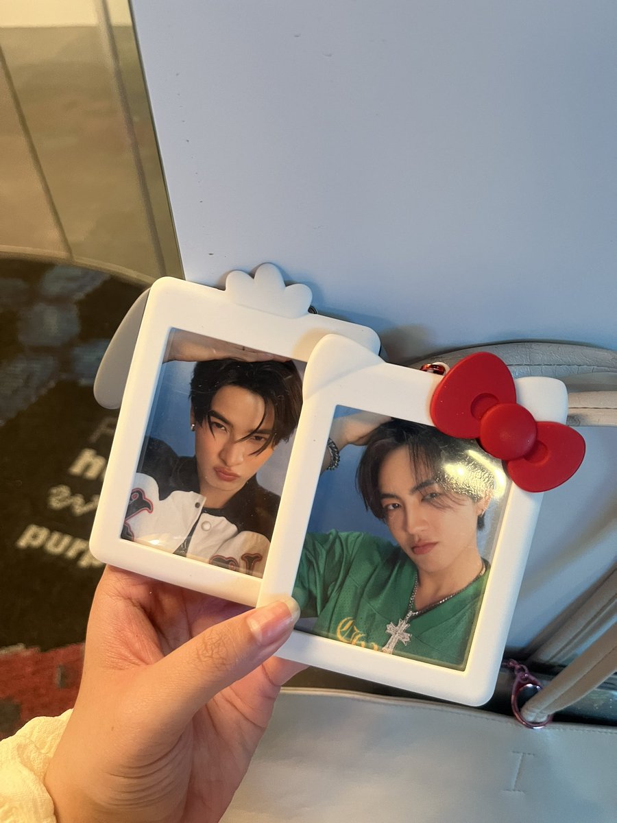 sayhijaotui's tweet image. นัทตี้กับพีเจแซวการ์ดที่กระเป๋าฉัน แล้วชี้ให้ขุนพลดู แล้วดูการ์ดที่นี่ห้อย555555555555555555555555555555555555555 ใช่ค่ะ กุโดนจับ