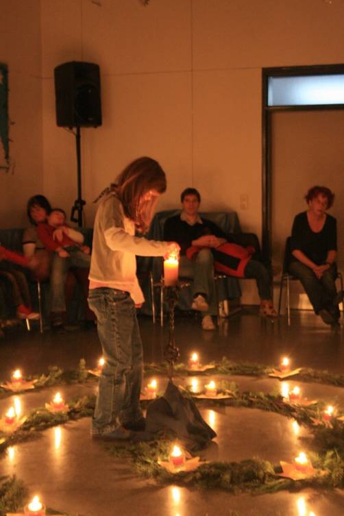 🔥 Rappel de bon sens : dans une salle de classe, les bougies sont proscrites.

🔻À fortiori transportées allumées.
🔻À fortiori par des enfants de 3 ans.
🔻À fortiori au milieu de branches de sapin sèches.

On est dans le non-respect des règles élémentaires de sécurité.