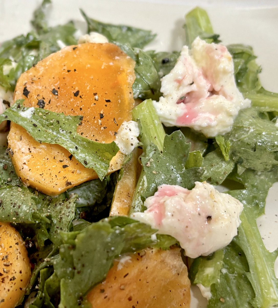 いつも驚きの組み合わせを教えてくれる今井真実さん <a href="/mamiimai_gohan/">今井真実　料理家</a> さんの

「柿モッツァレラ春菊」

お塩とワインビネガーの代わりに、梅酢を使って作りました！これまた美味しい…。