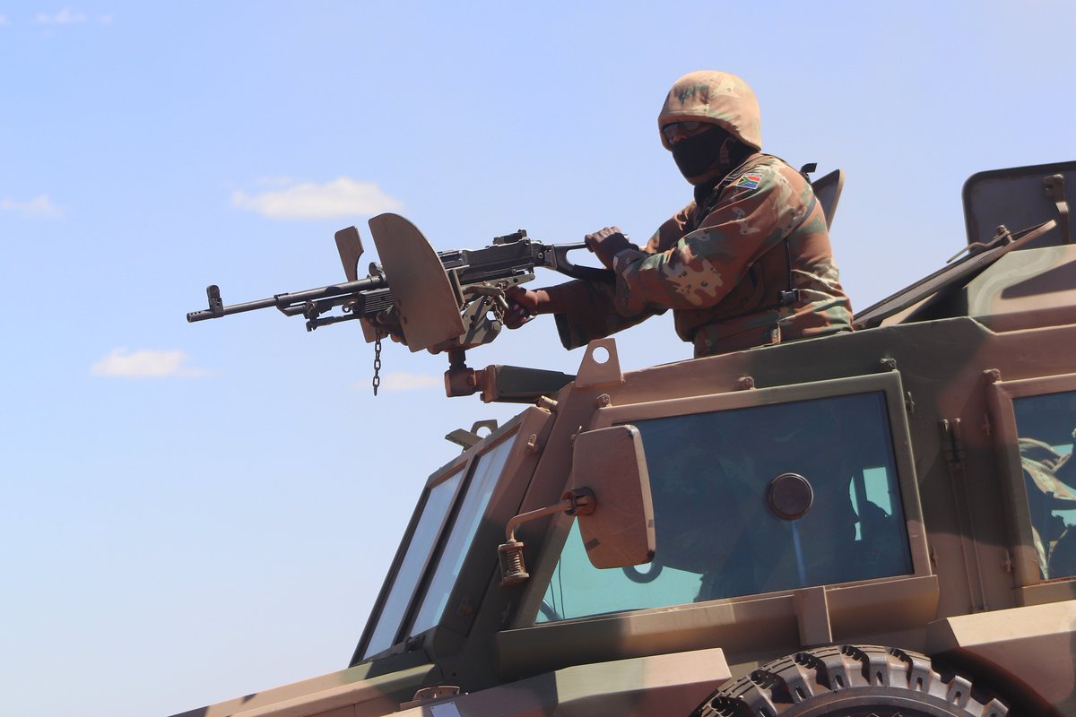 SANDF_ZA's tweet image. Photographs from the SA Army Exercise VUKUHLOME IV Distinguished Visitors Day final rehearsal, brought to you by Captain J.J.P. de Vries from Directorate South African Army Reserve, and Lieutenant N. Pooe from 10 Anti-Aircraft Regiment.

#SANDF
#SAArmy
#PrideOfLions