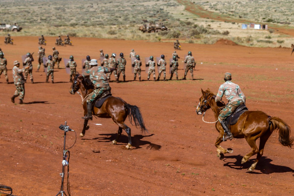 SANDF_ZA's tweet image. Photographs from the SA Army Exercise VUKUHLOME IV Distinguished Visitors Day final rehearsal, brought to you by Captain J.J.P. de Vries from Directorate South African Army Reserve, and Lieutenant N. Pooe from 10 Anti-Aircraft Regiment.

#SANDF
#SAArmy
#PrideOfLions