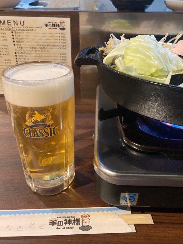 お肉のまほろばでした✨✨羊の神様、ありがとう🙏✨✨🍺カウンター4台のみ。ひとりでもとても居心地良く、先客皆女性。おすすめの熟成肩ロース、ラムショルダー美味しかった。ラムロールも！最後、お代わりしたもやしがお肉からしみ出た油でぱりぱりっに揚げ焼きになったのも美味し過ぎました✨✨