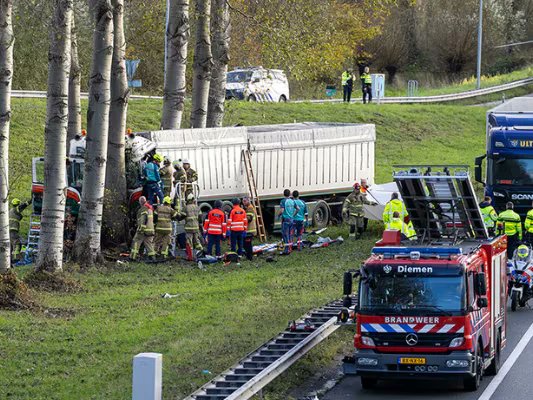 Vrachtwagenchauffeur (64) uit Lunteren komt om bij zwaar ongeluk
