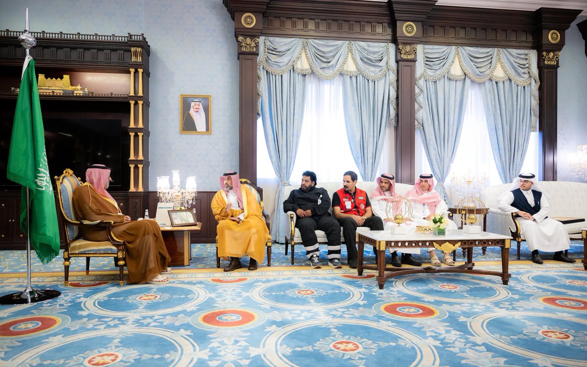 basil_s77's tweet photo. سمو أمير #الباحة يستقبل مدير فرع هيئة الهلال الأحمر بالمنطقة، بمناسبة حصول الفرع على شهادة الاعتماد الدولي للجودة.

#إمارة_منطقة_الباحة https://t.co/3ZSRDy3Hat