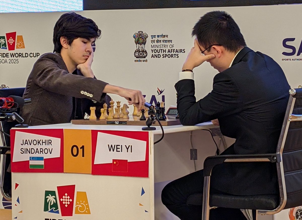 ChessbaseIndia's tweet image. Javokhir Sindarov🇺🇿 is the FIDE World Cup 2025 Champion

Sindarov won the second 15&apos;+10&quot; Rapid tie-break against Wei Yi🇨🇳 to win the Finals.

📷Shahid Ahmed

#Chess #ChessBaseIndia #FIDEWorldCup #Finals #Champion #Winner #Uzbekistan #ItsYourMove #Goa #India