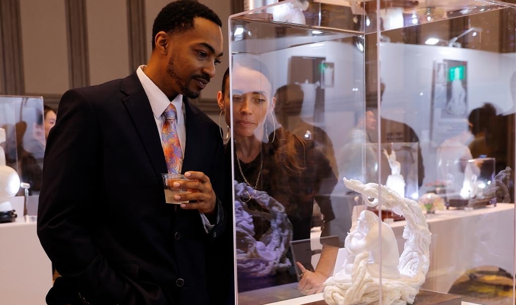 China_and_World's tweet image. An exhibition featuring China&apos;s Dehua white #porcelain has opened in Los Angeles, drawing more than 100 guests from both countries. 🏺✨ 
(Photo Source: Xinhua)
#Art #Exchanges