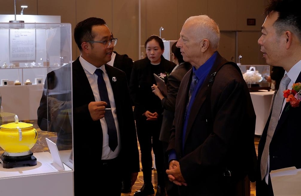 China_and_World's tweet image. An exhibition featuring China&apos;s Dehua white #porcelain has opened in Los Angeles, drawing more than 100 guests from both countries. 🏺✨ 
(Photo Source: Xinhua)
#Art #Exchanges