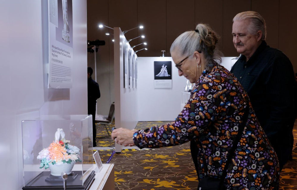 China_and_World's tweet image. An exhibition featuring China&apos;s Dehua white #porcelain has opened in Los Angeles, drawing more than 100 guests from both countries. 🏺✨ 
(Photo Source: Xinhua)
#Art #Exchanges