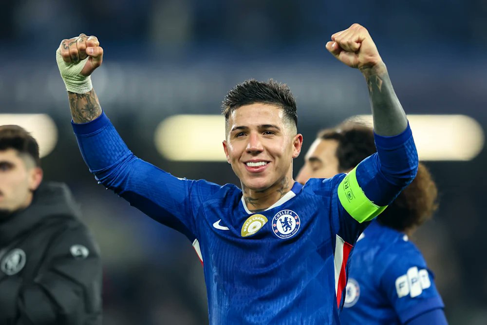 EBL2017's tweet image. Enzo Fernández does not get enough credit.

He can decide games in two different ways.

As a high volume passer low in the left half space (like Toni Kroos).

Or as a box-crasher and goalscorer in the final third.

How many midfielders in the world can do that?

Elite. No doubts.