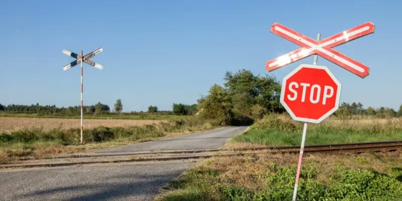 Via Remesina chiusa fino al primo dicembre: proroga per i lavori al passaggio a livello