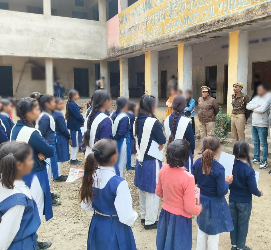 moradabadpolice's tweet image. #SSP @moradabadpolice के निर्देशन में थाना- कुन्दरकी पुलिस द्वारा #MissionShakti5 अभियान फेज-5 के तहत थाना क्षेत्रा0 भ्रमणशील रहकर महिलाओं/बालिकाओ को हेल्पलाइन नं0- 1090,112,181,1098,1930,1076 व UPCOP ऐप से प्राप्त होने वाली सुविधाओं आदि के बारे में जागरूक किया गया।  
#UPPolice