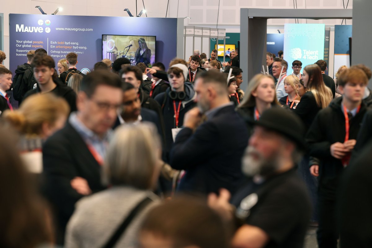 WalesTechWeek's tweet image. 🎓✨#Talent4Tech kicked off in unforgettable style as William Todd-Jones rode onto the stage on Lorek!

We’ve welcomed the tech-curious from across Wales —-students, grads, career-changers and returners - to explore real pathways into tech. @WildConnectLtd