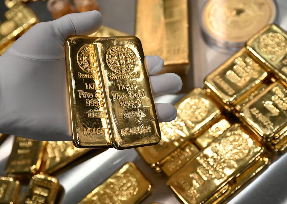 Deutsche Bank raises 2026 Gold price forecast to $4,450/oz from $4,000 today citing stabilizing investor flows &amp; persistent central bank demand. 

Total demand continues to outpace supply 📈

The bank maintained its 2027 price forecast at $5,150

reuters.com/business/deuts…