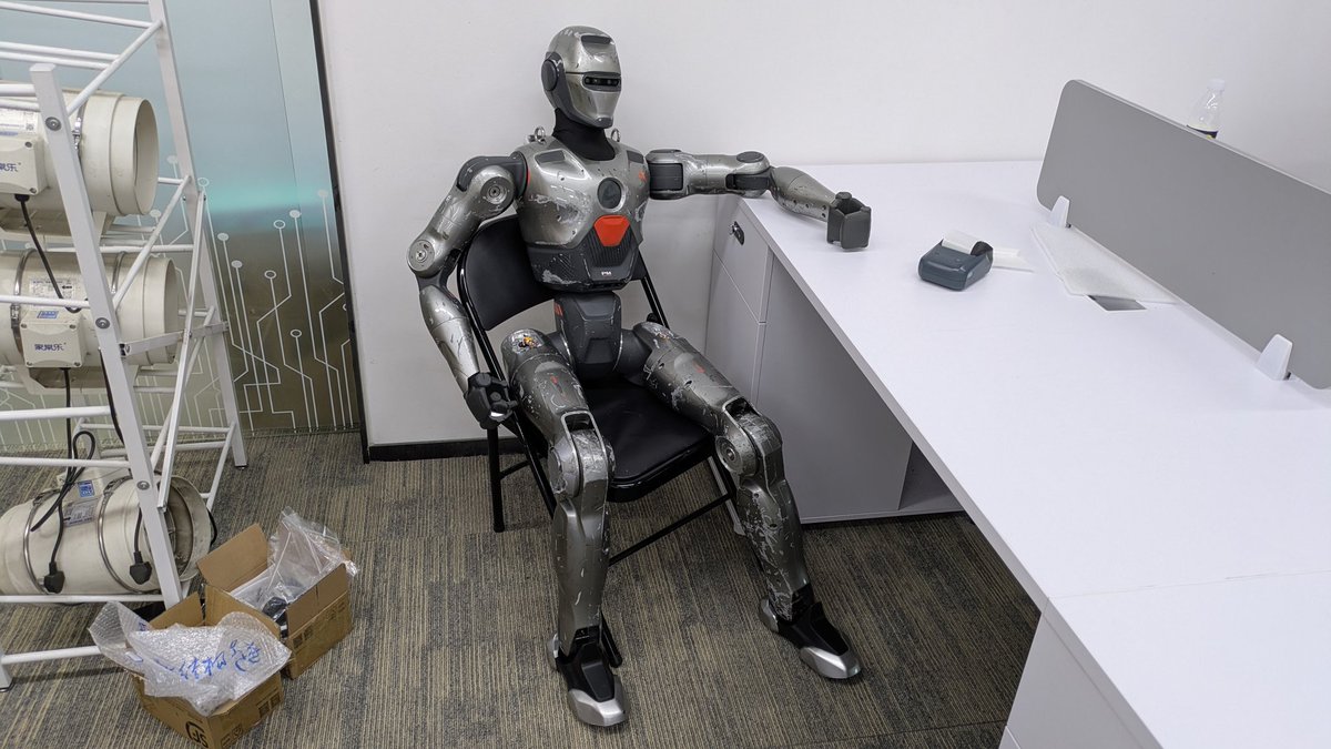 ZappyZappy7's tweet image. ロボティクスをより深く理解するための旅
2社目はEngineAI
ここでも色々とディスカッション
録画した動画は帰国後にアップ

#humanoidrobot #bipedal #action #Entertainment #shenzhen #engineai