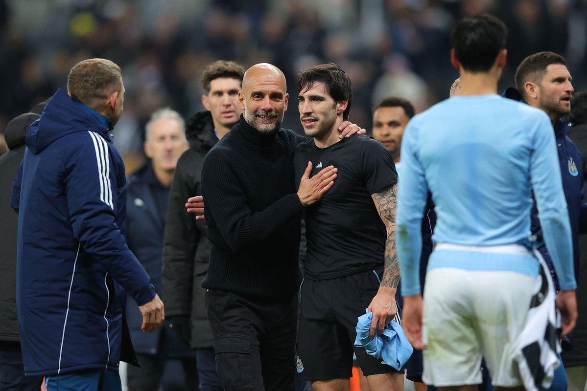 العاشق ساندرو تونالي بعد نهاية المباراة استبدل تيشيرته مع الاندونيسي الخائن