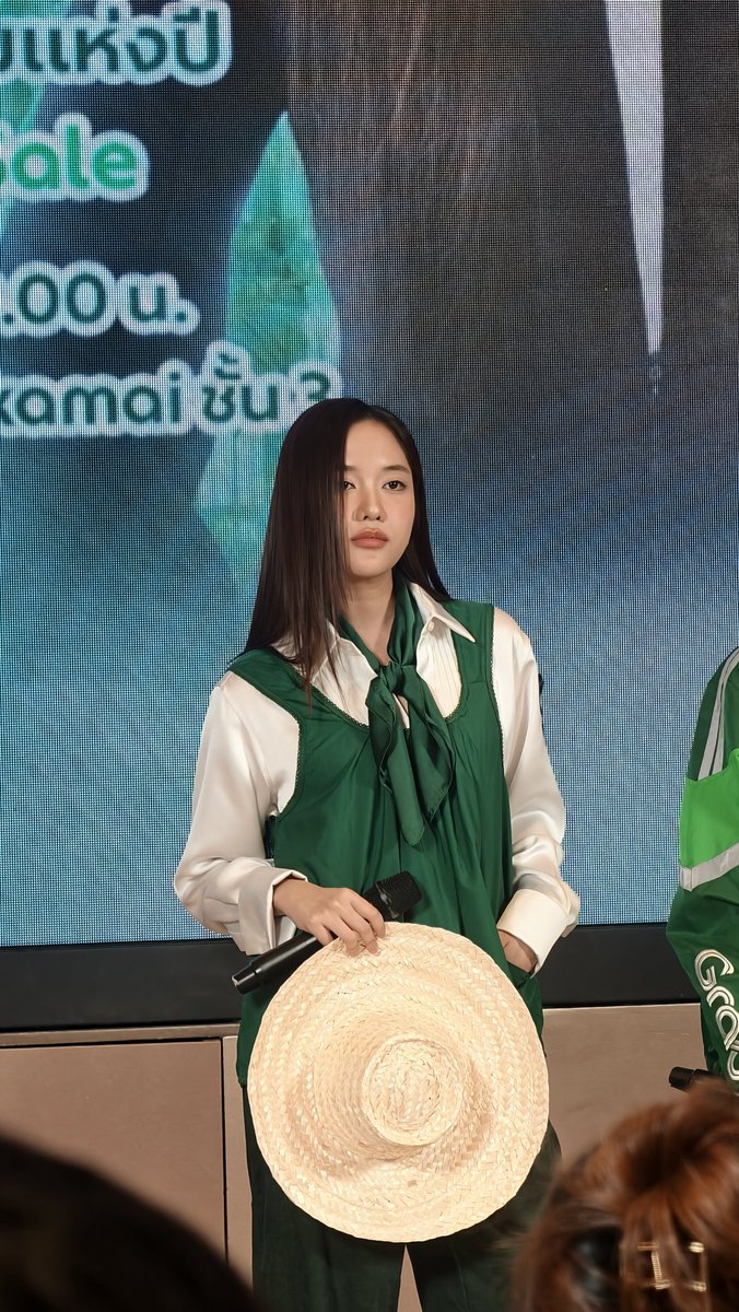 earnznNK's tweet image. ปูนพร้อมก่อ สุดหล่อคอกระเช้า
#srchafreen