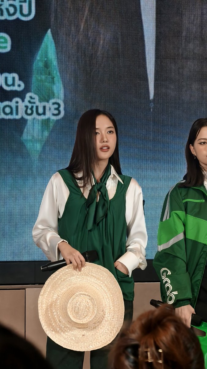 earnznNK's tweet image. ปูนพร้อมก่อ สุดหล่อคอกระเช้า
#srchafreen