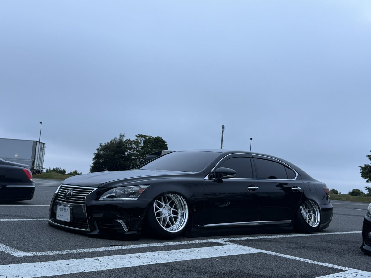 lexus_usf41's tweet photo. LSを現状で安く売ります
詳細は気になる方にDMでお伝えします
後期ロングエグゼ4人乗り
ティーディメンドフルアームと車高調付き
腹下加工、フルデュアル 
すぐ渡し可、ローンも可
#クルマ売ります https://t.co/6waAQWpfkj