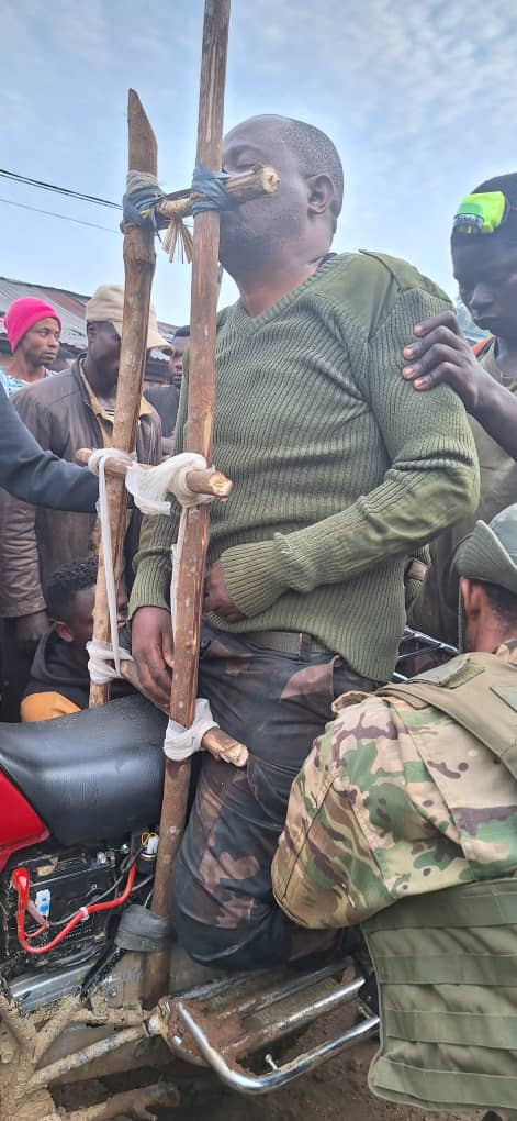 Karinganire_Has's tweet image. Peut-on vraiment transporter la dépouille mortelle d&apos;un officier ( un colonel ) de cette façon ?
#TSHILOMBO @fatshi13 a humilié l&apos;armée ,Alors que lui consomme des millions inutilement dans des voyages touristiques La RDC n’a pas de président,
