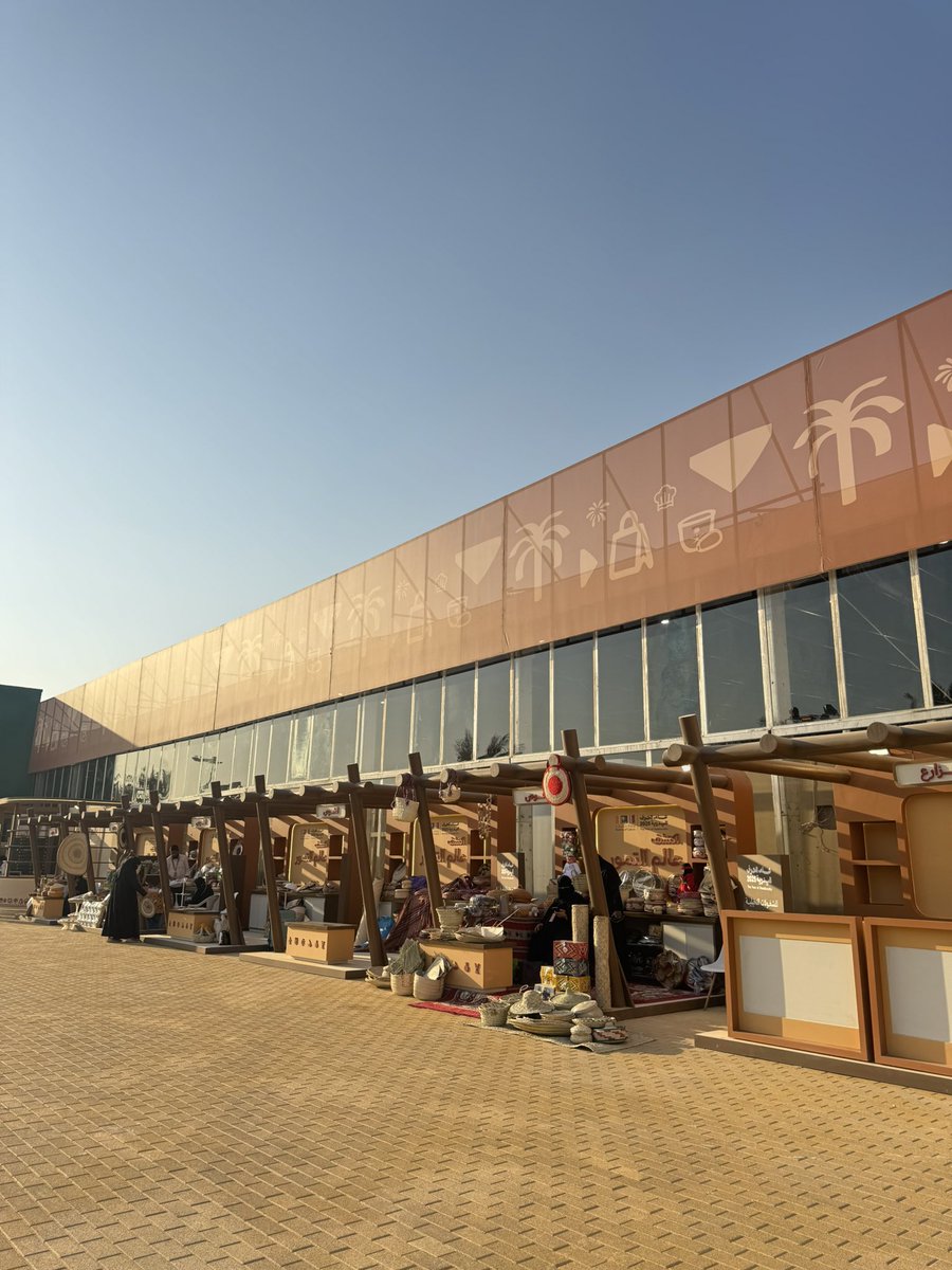 افتتاح معرض عالم التمور😍
من تاريخ 25 نوفمبر  الى 4 ديسمر 
من الساعة 4pm
الدخول مجاناً ويتطلب حجز من webook🎟️
المكان مرتب جدا والديزاين جميل ✨
يضم مناطق متعدده بالتمور 
الرياض،الأحساء،القصيم،حايل،الجوف،المدينه،العلا
كل منطقه فيها تمور متعدده 🤩
#بلوقر_نوف_حمد 
تجربه ممتعه❤️‍🔥