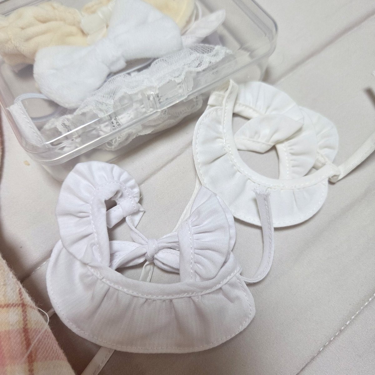 :Q.......................
이럴수가...
퓨팔 앞치마 순백 화이트인데
크림파티 앞치마는 약간 .. 누런빛도는 아이보리.. 색이엇다니.......

😲💦