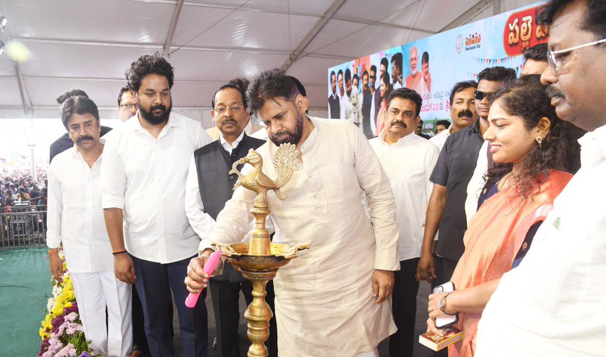 APDeputyCMO's tweet image. ఉప ముఖ్యమంత్రి @PawanKalyan రాజోలు నియోజకవర్గంలోని శివకోడు గ్రామం నుండి రాష్ట్రవ్యాప్తంగా చేపడుతున్న ‘పల్లె పండగ 2.0’ అభివృద్ధి పనుల కార్యక్రమాన్ని ప్రారంభించారు. మొత్తం 53,382 పనులకు ₹6,787 కోట్లు అంచనా వ్యయంతో, 13,326 గ్రామాల్లో సర్వతోముఖ అభివృద్ధిని లక్ష్యంగా పెట్టుకుని కొత్త…