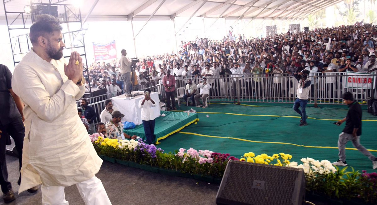 APDeputyCMO's tweet image. ఉప ముఖ్యమంత్రి @PawanKalyan రాజోలు నియోజకవర్గంలోని శివకోడు గ్రామం నుండి రాష్ట్రవ్యాప్తంగా చేపడుతున్న ‘పల్లె పండగ 2.0’ అభివృద్ధి పనుల కార్యక్రమాన్ని ప్రారంభించారు. మొత్తం 53,382 పనులకు ₹6,787 కోట్లు అంచనా వ్యయంతో, 13,326 గ్రామాల్లో సర్వతోముఖ అభివృద్ధిని లక్ష్యంగా పెట్టుకుని కొత్త…