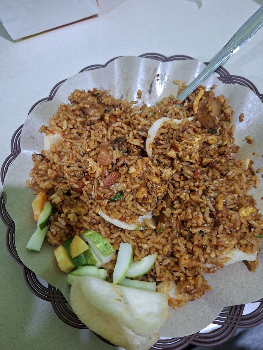 jenoyaaa14's tweet photo. @poconxg Nasi goreng gila terenak di jatimakmur bekasi🥹 https://t.co/YiGl9upyCh