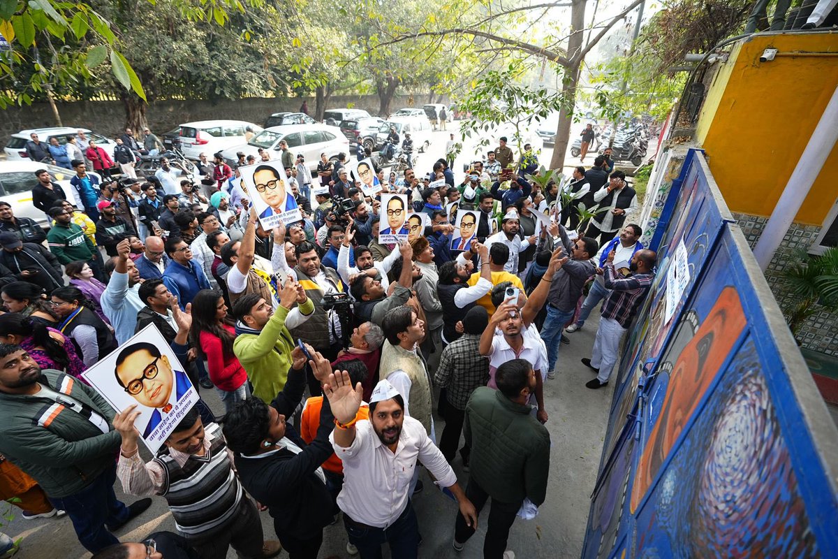 TV9Bharatvarsh's tweet image. दिल्ली की BJP सरकार ने बाबा साहब अंबेडकर के नाम पर स्कूलों का नाम बदलकर मुख्यमंत्री के नाम पर कर दिया था, आज संविधान दिवस  पर AAP के विधायक @KuldeepKumarAAP ने फिर से बाबा साहब का नाम लगा दिया

#AAP #Delhi #School #DrBhimraoAmbedkar #BJP | @Saurabh_MLAgk