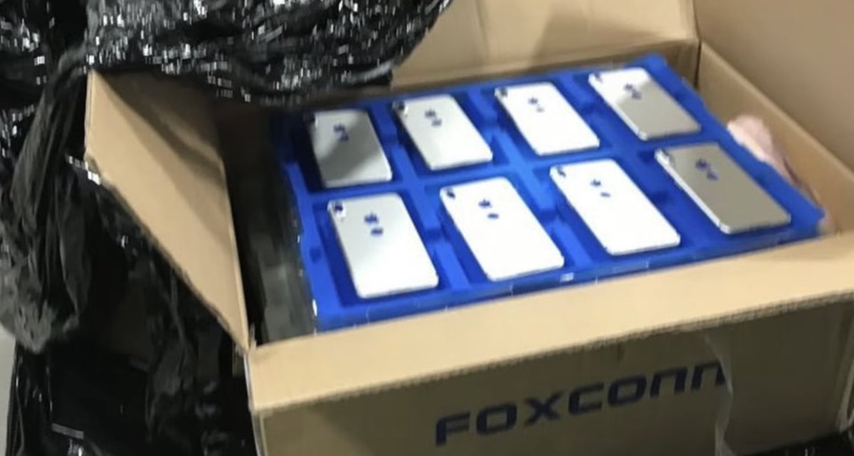 ShishirShelke1's tweet image. Fun fact: The actual design had leaked much earlier, there was even a sketch of it apparently made by some Foxconn worker, so this was definitely a plant to distract everyone from the real thing.

Also, all these leaks were referred to as iPhone 8 because everyone assumed the…